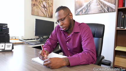 Муж куколд смотрит, как негр ебет его женушку